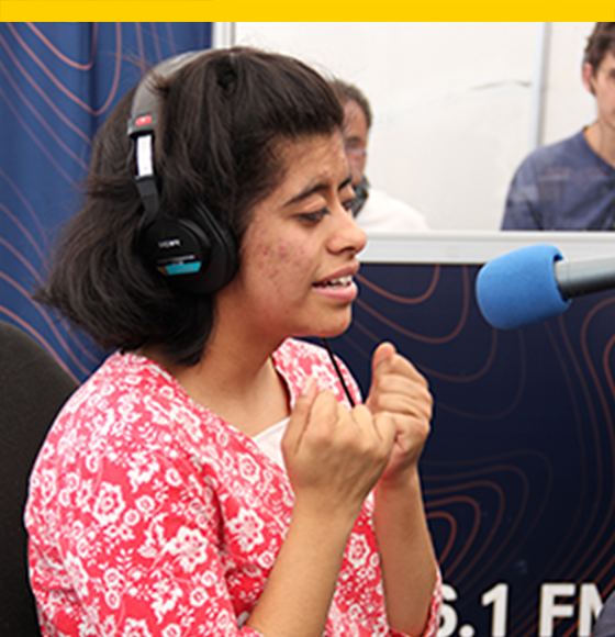 Persona en cabina de radio